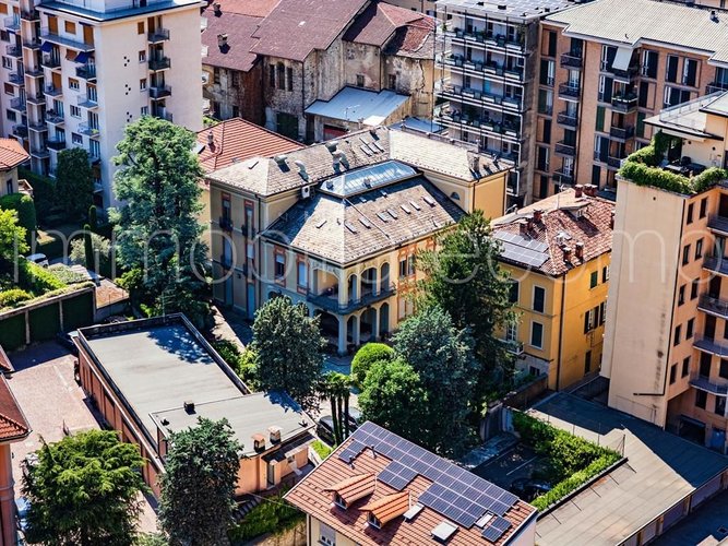 Palazzina indipendente con giardino privato e posti auto nel cuore di Como Como