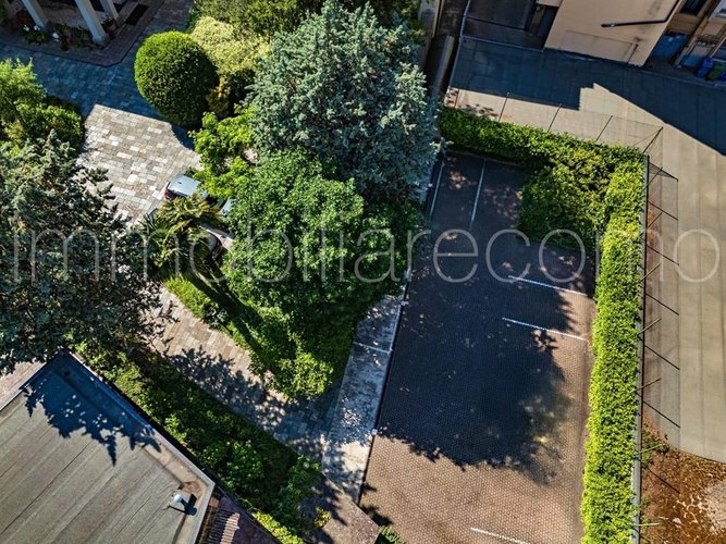 Palazzina indipendente con giardino privato e posti auto nel cuore di Como Como
