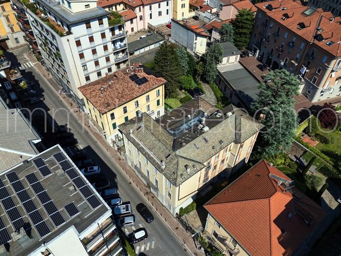 Palazzina indipendente con giardino privato e posti auto nel cuore di Como Como