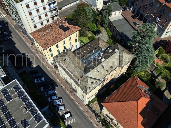 Palazzina indipendente con giardino privato e posti auto nel cuore di Como Como
