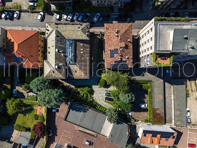 Palazzina indipendente con giardino privato e posti auto nel cuore di Como Como