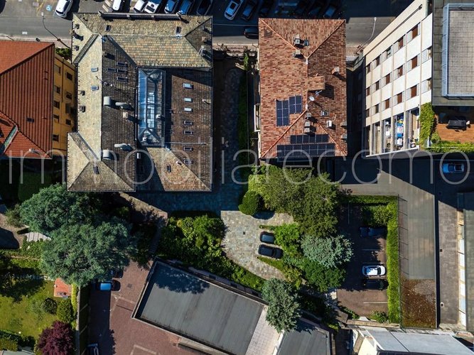 Palazzina indipendente con giardino privato e posti auto nel cuore di Como Como