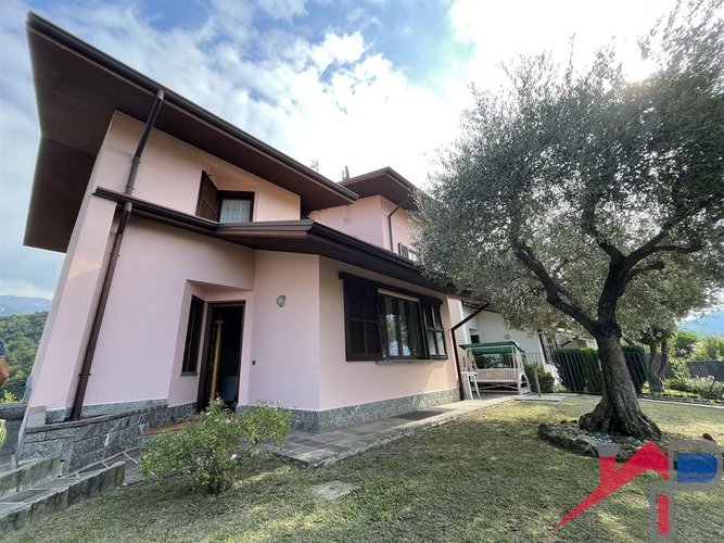 Splendida Villa a Schiera su Tre Piani a Caprino Bergamasco Caprino Bergamasco