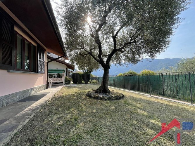 Splendida Villa a Schiera su Tre Piani a Caprino Bergamasco Caprino Bergamasco