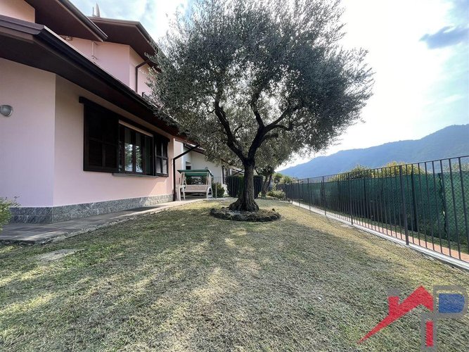 Splendida Villa a Schiera su Tre Piani a Caprino Bergamasco Caprino Bergamasco