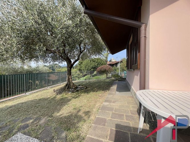 Splendida Villa a Schiera su Tre Piani a Caprino Bergamasco Caprino Bergamasco