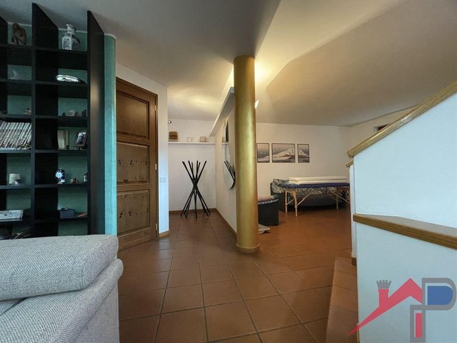 Splendida Villa a Schiera su Tre Piani a Caprino Bergamasco Caprino Bergamasco