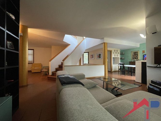 Splendida Villa a Schiera su Tre Piani a Caprino Bergamasco Caprino Bergamasco